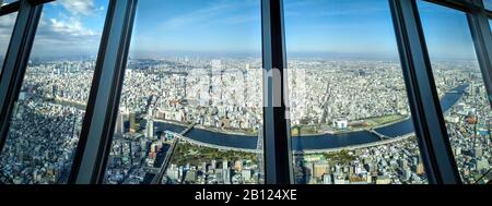 Tokio, Japan - 25. Februar 2017: EIN Panoramablick von der mittleren Ebene der Tokyo Skytree Stockfoto