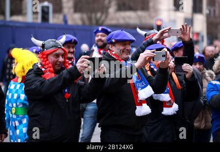 Vor dem Guinness Six Nations Match im Fürstbistum Stadium, Cardiff, Fans Frankreichs außerhalb des Erdgrundes. Stockfoto