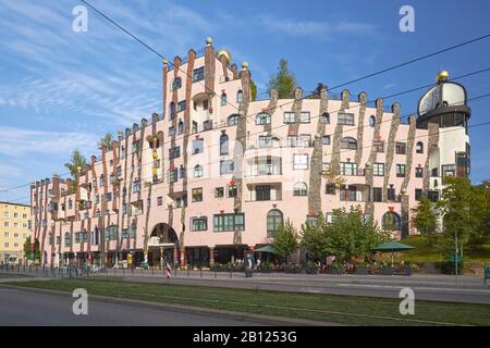 Die Grüne Zitadelle von Friedensreich Hundertwasser in Magdeburg, Sachsen-Anhalt, Deutschland Stockfoto