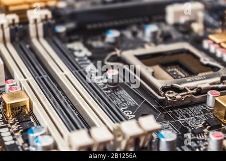 Moskau, Russland - 01.28..2020: RAM-Steckplätze auf der Hauptplatine Nahaufnahme zum Zeitpunkt der Reparatur in der Werkstatt Stockfoto