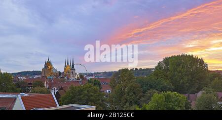 Blick über Erfurt mit Riesenrad, Dom und Sewerikirche zum Oktoberfest, Thüringen, Deutschland Stockfoto