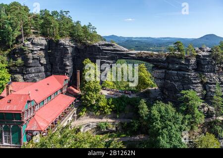 Prebischtor, größtes Naturfelstor Europas, Nationalpark Böhmische Schweiz, Elbsandsteingebirge, Tschechien Stockfoto