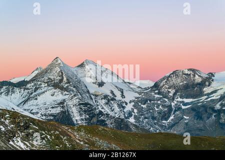 Sonnenaufgang im Nationalpark hohe Tauern mit Blick auf die Großglockner Hochalpenstraße und Glocknergruppe mit dem Sonnenwelleck, Österreich Stockfoto