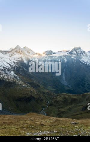 Blick von der Großglockner Hochalpenstraße auf die Berge der Glocknergruppe mit den Gipfeln hohe Dock und Sonnenwelleck, Fuscher Ache, Nationalpark hohe Tauern, Österreich Stockfoto