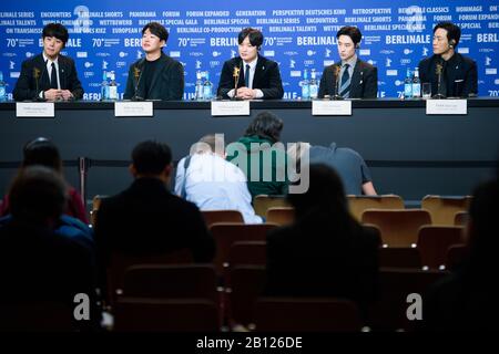 Berlin, Deutschland. Februar 2020. 70. Berlinale, Pressekonferenz, Berlinale Special, Time to Hunt (Sa-nyang-eui-si-gan): Schauspieler Park Jeong-min (l-r), Schauspieler Ahn Jae-hong, Regisseur Yoon Sung-Hyun, Schauspieler Lee Jo-hoon und Schauspieler Park Hae-soo. Das Internationale Filmfestival findet vom 20.02. Bis 01.03.2020 statt. Credit: Gregor Fischer / dpa / Alamy Live News Stockfoto