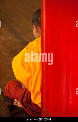 Novizenmönch, der im Kan Gyi Kyaung-Kloster studiert. Nyaung Shwe, Myanmar Stockfoto