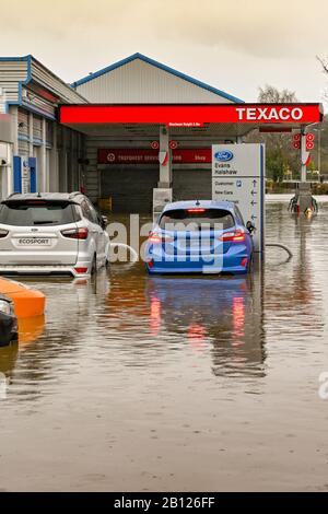 TREFOREST INDUSTRIEGEBIET, IN DER NÄHE VON CARDIFF, WALES - FEBRUAR 2020: Autos zum Verkauf auf dem überfluteten Vorplatz des Evans Halshaw Autohauses in Wales Stockfoto