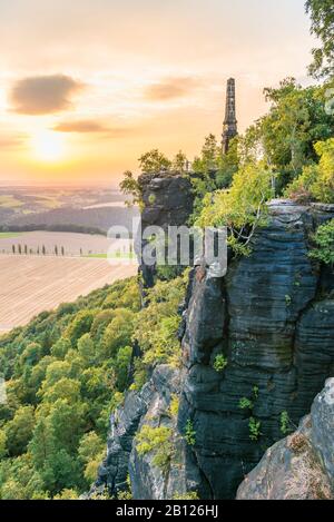 Wettin Obelisk auf dem Lilienstein bei Sonnenuntergang, Elbsandsteingebirge, Sachsen, Deutschland Stockfoto