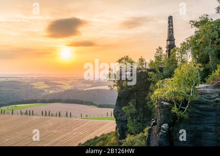 Wettin Obelisk auf dem Lilienstein bei Sonnenuntergang, Elbsandsteingebirge, Sachsen, Deutschland Stockfoto