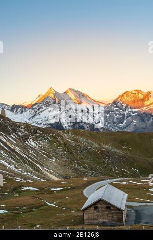 Sonnenaufgang im Nationalpark hohe Tauern mit Blick auf die Großglockner Hochalpenstraße und Glocknergruppe mit dem Sonnenwelleck, Österreich Stockfoto