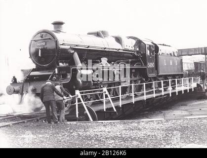 Klassisches Schwarzweißfoto der Dampflokbahn - Leander Pullman 5690 Leander wurde bei Carnforth 1981 gedreht. Stockfoto