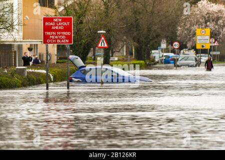 NANTGARW, IN DER NÄHE VON CARDIFF, WALES - FEBRUAR 2020: Hochwasserwasser auf dem Treforest Industrial Estate, während es in das Dorf Nantgarw in der Nähe von Cardiff eindringt Stockfoto