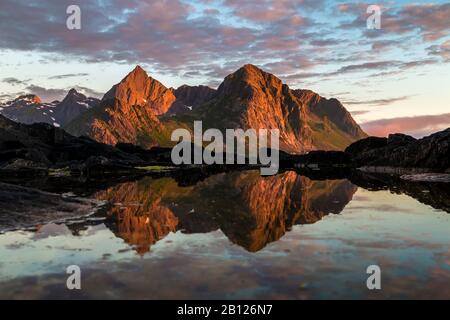 Stortinden in der Mitternachtssonne, Lofoten, Norwegen Stockfoto