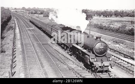 Klassisches Schwarzweißfoto der Dampflokbahn - 4-6-0 Klasse B1 61181 auf einem Zug von G.W. Stock an einem Working for a E.R. Loco nach Swindon. Stockfoto