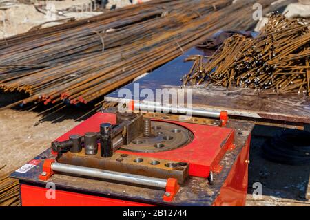 Nahaufnahme einer bestimmten Maschine zum Biegen von Armaturen an der Baustelle. Stockfoto