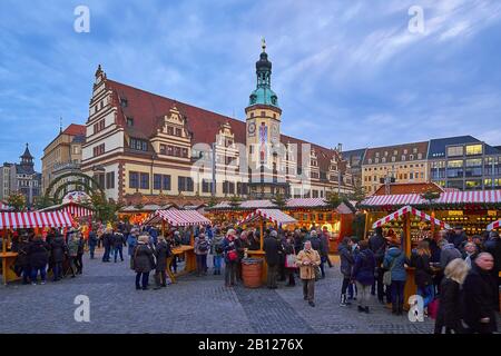 Weihnachtsmarkt auf dem Marktplatz mit Dem Alten Rathaus in Leipzig, Sachsen, Deutschland Stockfoto