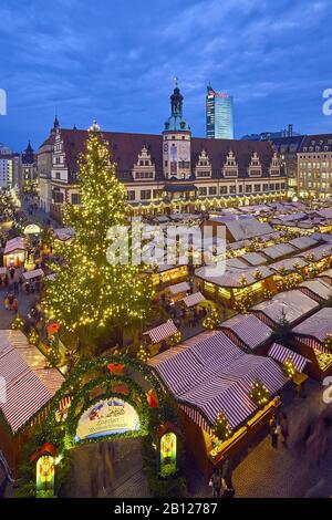 Weihnachtsmarkt auf dem Marktplatz mit Dem Alten Rathaus in Leipzig, Sachsen, Deutschland Stockfoto