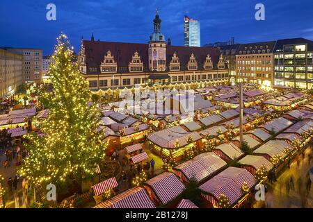 Weihnachtsmarkt auf dem Marktplatz mit Dem Alten Rathaus in Leipzig, Sachsen, Deutschland Stockfoto