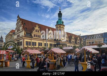 Weihnachtsmarkt auf dem Marktplatz mit Dem Alten Rathaus in Leipzig, Sachsen, Deutschland Stockfoto