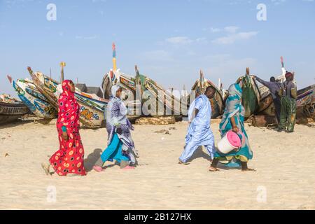 Fischer, Tretboote, Boote auf dem berühmten Fischmarkt von Nouakchott Stockfoto