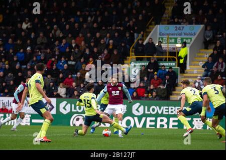 Burnley, Lancashire, Großbritannien. Februar 2020. Jeff Hendrick von Burnley schießt während des Premier-League-Spiels zwischen Burnley und Bournemouth in Turf Moor, Burnley am Samstag, 22. Februar 2020. (Kredit: Pat Scaasi/MI News) Foto darf nur für redaktionelle Zwecke in Zeitungen und/oder Zeitschriften verwendet werden, Lizenz für kommerzielle Nutzung erforderlich Kredit: MI News & Sport /Alamy Live News Credit: MI News & Sport /Alamy Live News Stockfoto