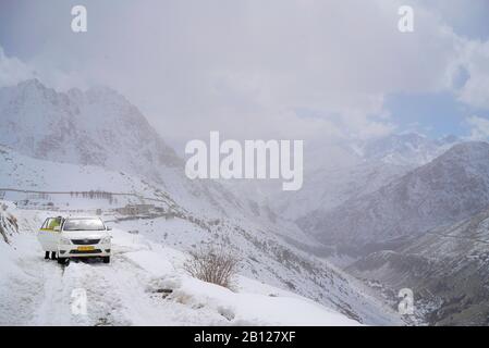 Touristische Expedition auf der Suche nach Schneeleoparden im Ulley Valley. Ladakh. Himalaya. Indien Stockfoto