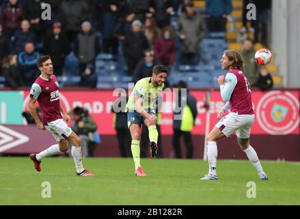 Turf Moor, Burnley, Lanchashire, Großbritannien. Februar 2020. English Premier League Football, Burnley gegen AFC Bournemouth; Andrew Surman von Bournmouth räumt den Ball Credit: Action Plus Sports/Alamy Live News Stockfoto