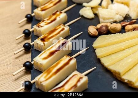 Verschiedene Arten Von Kase An Einer Prasentation Von Kasereien Blick Von Oben Auf Eine Kaseplatte Mit Blauschimmelkase Brie Mit Nussen Honig Auf Einer Holzernen Tisch Stockfotografie Alamy