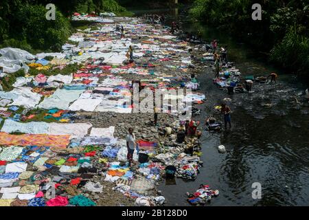 Wäsche waschen in den Flüssen der Insel Sao Tomé, Sao Tomé und Príncipe Stockfoto