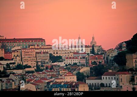 Blick vom Aussichtspunkt São Pedro de Alcântara über Baixa zur Kirche Mouraria Graca, Alfama und Igreja da Graça. Dahinter befinden sich Türme der Kirche St. Vicente. Stockfoto