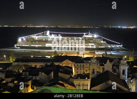 Kreuzfahrtschiffe passieren Miradouro de Santa Luzia oberhalb des Tejo River, wenn sie aus- oder eintreffen. Am Fluss befindet sich auch ein Kreuzfahrthafen. Stockfoto