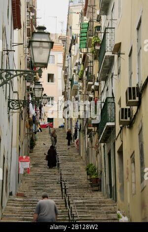 Die Straßen in Bairro Alto, einem Stadtteil von Lissabon, sind gerade, schmal, hoch und runter. Stockfoto