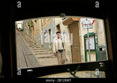 Mit Elevador da Bica können Sie von den Strandpromenaden nach Bairro Alto aufsteigen. Auch zu Fuß ist es möglich. Stockfoto