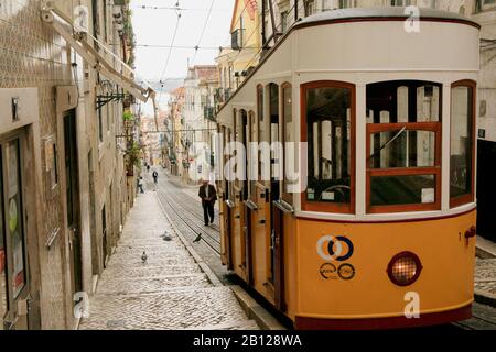 Mit Elevador da Bica können Sie von den Strandpromenaden nach Bairro Alto aufsteigen. Auch zu Fuß ist es möglich. Stockfoto