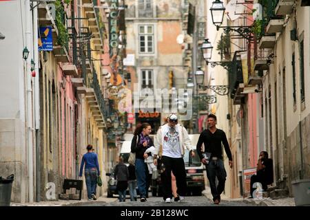 Die Straßen in Bairro Alto, einem Stadtteil von Lissabon, sind gerade und schmal und oft festlichen Fußgängern vorbehalten. Stockfoto