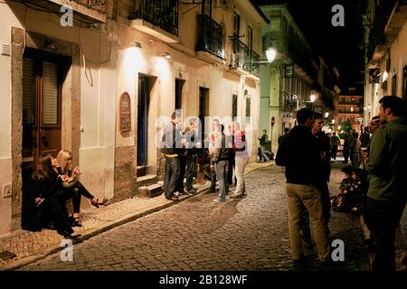 Die Straßen in Bairro Alto, einem Stadtteil von Lissabon, sind gerade und schmal und schön zu den Erweiterungen des Restaurants Stockfoto