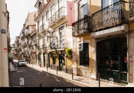 Die Straßen in Bairro Alto, einem Stadtteil von Lissabon, sind gerade und schmal. Stockfoto