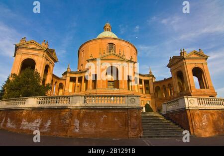 Blick auf den Sonnenuntergang auf das berühmte Wahrzeichen von Bologna (Emilia Romagna, Italien). Stockfoto