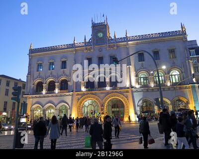 Fassade des Bahnhofs Rossio am Rossio-Platz im Herzen von Lissabon. Stadt mit Sintra verbinden. Stockfoto