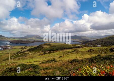 Schöner Blick auf den Hafen von Valentia mit der Insel Beginish im Vordergrund.County Kerry, Irland. Stockfoto