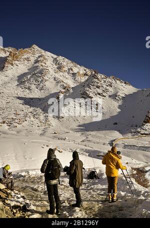 Touristische Expedition auf der Suche nach Schneeleoparden im Ulley Valley. Ladakh. Himalaya. Indien Stockfoto