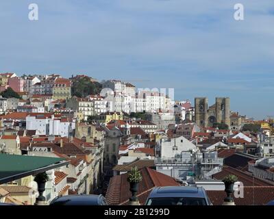 Blick vom Bairro Alto über Baixa auf die Kathedrale SE, den Fluss Tejo und Alfama Stockfoto