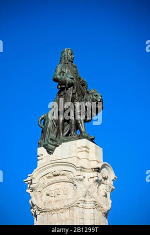 Die Avenue Libertade endet am Kreisverkehr des Marquis de Pombal, wo sich auch seine Statue in der Mitte befindet. Stockfoto