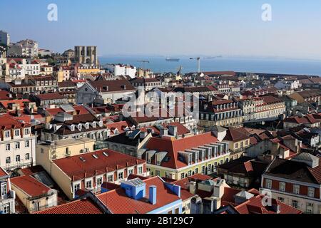 Blick vom Bairro Alto über Baixa auf die Kathedrale SE, den Fluss Tejo und Alfama Stockfoto