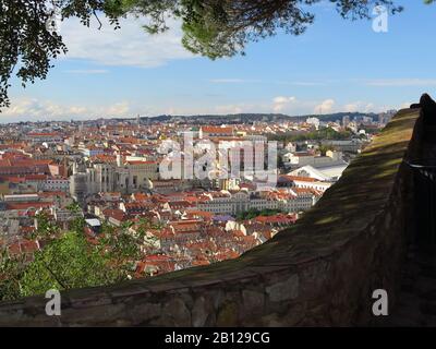 Die Mauer der Burg von St. Jorge bietet einen herrlichen Blick auf die Stadt Stockfoto