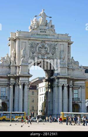Das Grand Praça do Comércio, historisch das Tor zur Seefahrt nach Lissabon, führt durch Arco Triunfon da Rua Augusta (Triumphbogen) zur Stadt. Stockfoto