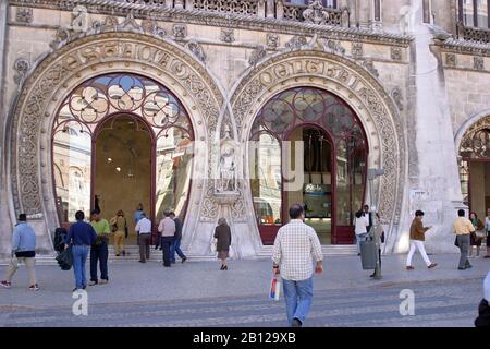 Fassade des Bahnhofs Rossio am Rossio-Platz im Herzen von Lissabon. Stadt mit Sintra verbinden. Stockfoto