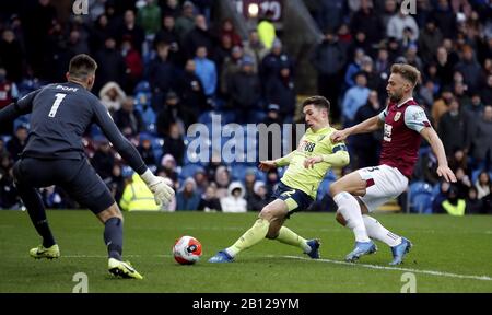 Bournemouths Harry Wilson (Mitte) erzielt das erste Tor seiner Seite, bevor das Tor vom VAR nicht erlaubt wird, nachdem Adam Smith (nicht im Bild) während des Premier-League-Spiels in Turf Moor, Burnley für einen Handball bestraft wird. Stockfoto