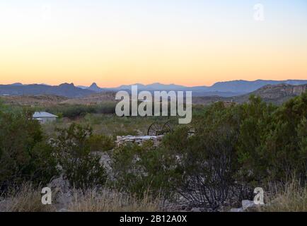 Verrostter Wagen bei Sonnenuntergang in der Geisterstadt Terlingua, Texas Stockfoto