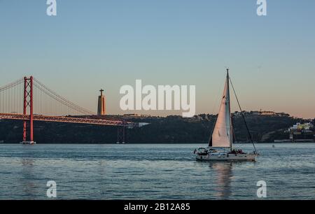 Die Brücke am 25. April ist eine Hängebrücke über den Fluss Tajo in Portugal, die Lissabon und Almada verbindet. Stockfoto